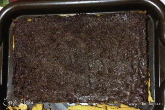 Весь шоколадный крем сразу же (теплым) нанести на нижний (целый) корж торта.