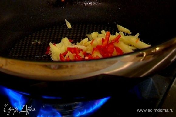Сковороду вок, где жарился бекон, протереть бумажным полотенцем, влить оставшееся оливковое масло и обжаривать имбирь и перец чили 1‒2 минуты.