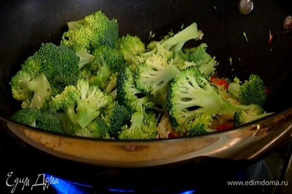 Добавить брокколи и чеснок, перемешать, влить соевый соус, кленовый сироп и обжаривать до готовности брокколи.