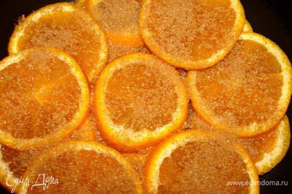 Апельсины (среднего размера) помыть, порезать дольками. На сахар выложить слой апельсинов, присыпать еще сахаром и так пока все дольки не закончатся. Верхний слой сахарный. Влить воду и поставить на медленный огонь на 2 часа. Томить апельсины под крышкой.