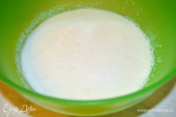 Дрожжи растворить в теплом молоке с сахаром. Дать постоять 5-7 минут. Дрожжи должны ожить!