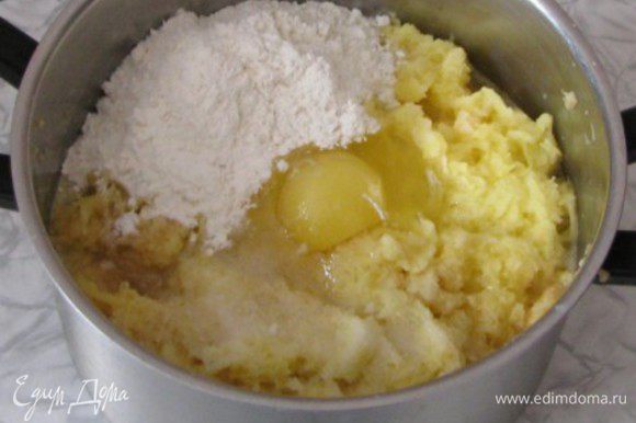Картофель натрем на терке, добавляем соль, перец и яйцо перемешиваем и добавляем муку, хорошо смешиваем. обжариваем на оливковом масле.