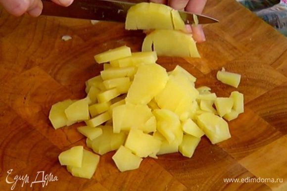 Картофель почистить и нарезать маленькими кубиками.