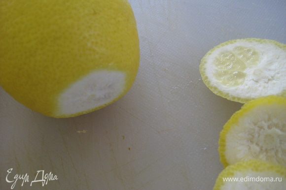 У лимонов отрезать один край, чтобы они устойчиво стояли