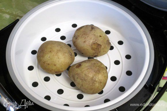Очень удобно варить картофель в мундире в мультиварке на режиме "на пару" 10-15 минут в зависимости от размера. Затем остывший картофель нужно очистить и нарезать на 6-8 долек.