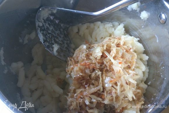 Горячий картофель размять и добавить капусту. Приправить солью и перцем, перемешать и остудить.