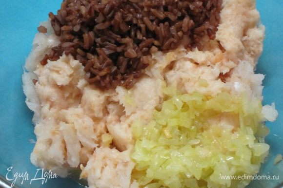 В фарш из рыбы добавить отварной красный рис, пассерованный лук.