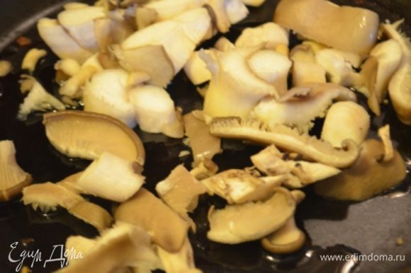 Разогреть 30 г сливочного масла и обжаривать на нем грибы около 20 минут.