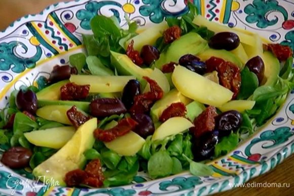 На салат с авокадо выложить картофель, маслины и вяленые помидоры.