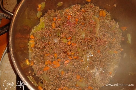Сделать из говядины фарш и потушить с луком и морковью.
