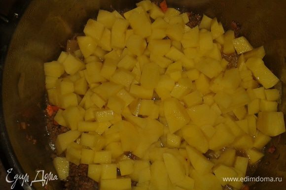 Картофель вымыть, порезать кубиками и добавить в кастрюлю.
