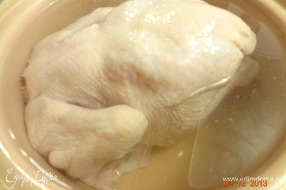 Для начала нужно приготовить соляной раствор. Для этого вымытую курицу положить в подходящую глубокую кастрюлю, залить чистой водой, так чтобы тушка была покрыта полностью. Лучше сразу взять мерную емкость. Я наливаю 1,5 литра, потом доливаю, если нужно. Курицу вынуть, отложить в сторону.