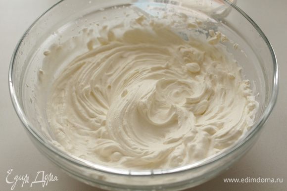 Для крема: сливки взбить до устойчивых пиков и аккуратно подмешать к маскарпоне, сахар добавляйте по вкусу.