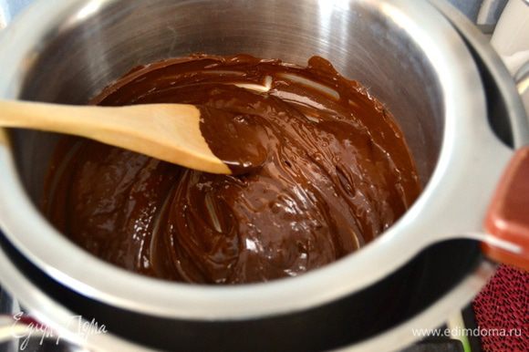 Для крема темный шоколад поломать на кусочки и растопить на водяной бане. Затем переложить в миску и дать остыть.