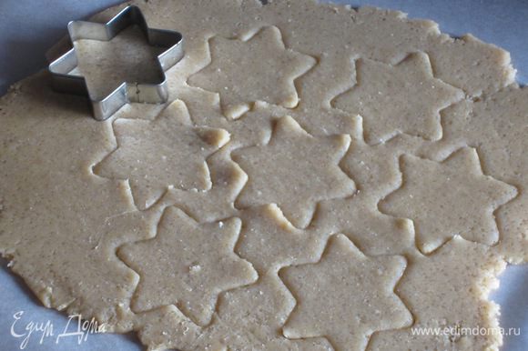 Раскатать тесто толщиной в 0.3 см и с помощью формочек вырезать печенье. Выложить печенье на противень с пергаментом и выпекать в разогретой до 180 °С духовке 12 минут. Печенье остудить.