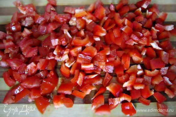 Перец и помидор нарезать также небольшими кубиками и добавить к луку. Тушить 3 мин.