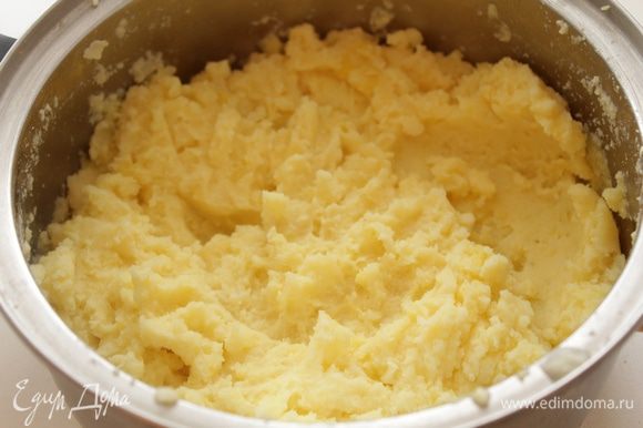 Картофель почистить, добавить соль и сварить до готовности. Слить воду и дать остыть. Сделать пюре.