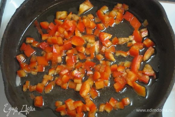 Выложить сладкий перец на сковороду с растительным маслом. Обжаривать 3 минуты.
