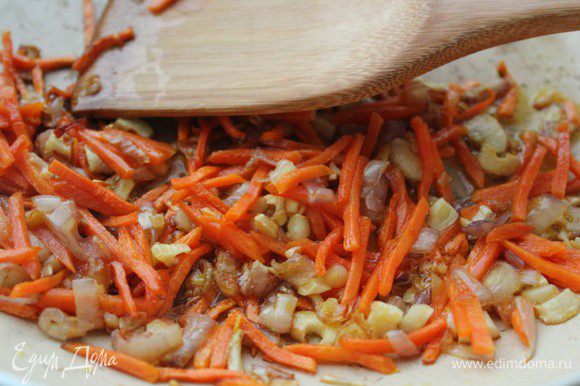 На оливковом масле обжарить морковь и лук в течение 5 минут, добавить чеснок и жарить еще 2 минуты. Переложить овощи в миску.