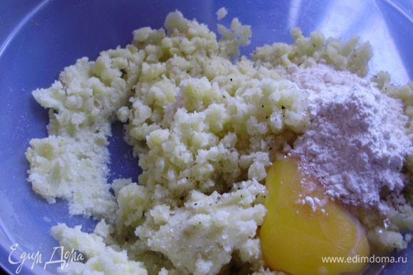 К толченому картофелю добавить яйца, муку, соль, молотый перец. Все тщательно перемешать, сформировать из полученной массы небольшие шарики.