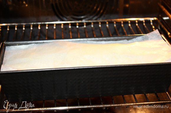 Накрываем картофель бумагой и ставим запекаться в духовку при температуре 180 градусов 1час 30 минут.