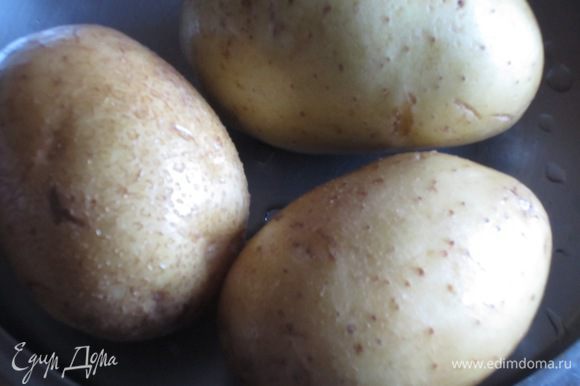 Картофель помыть, завернуть в пищевую фольгу, положить на противень и запекать в разогретой до 200 °С духовке 30 минут.