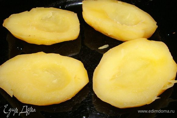 Очистить картофель от кожуры. Разрезать пополам, вынуть ч/ложкой аккуратно сердцевину.