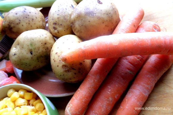 Картофель, морковь отварить в кожуре, остудить, очистить.