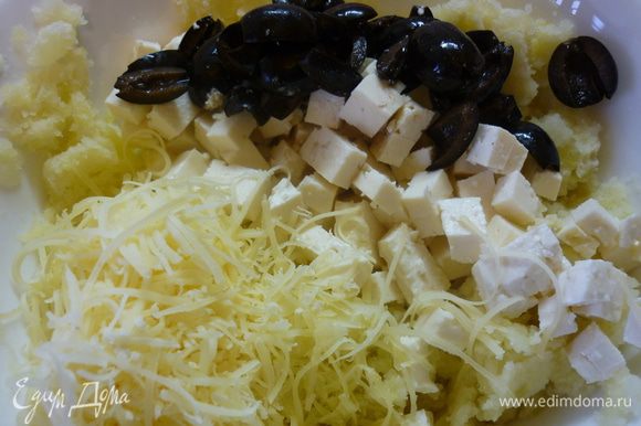 В картошку добавить сливочное масло, порезанную на кубики брынзу, натертый сыр, порубить маслинки.