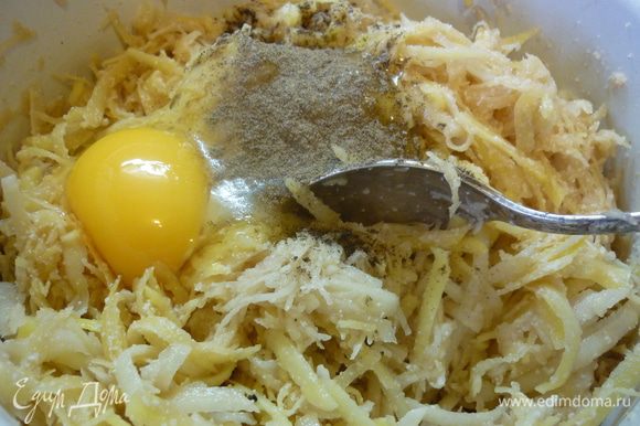 Посолим, поперчим, добавим манку (можно заменить на панировочные сухари), чтоб лишнюю влагу вытягивали. и конечно яйцо для связки всех картофельных молекул. Перемешаем.