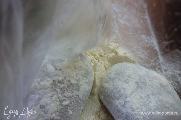 Муку и крупную соль смешать в полиэтиленовом пакете. Они исполнят роль золы (антураж). Мокрую картошку складываем в пакет, потрясем.