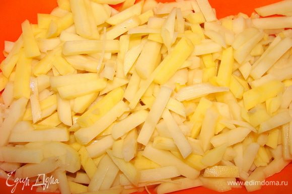 Картофель порезать мелкими брусочками.