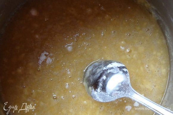 В кастрюлю с толстым дном поместить масло, сахар и мед и прогреть на слабом огне до растворения сахара, но не доводить до кипения. Остудить немного.