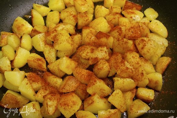 Через 20 минут открыть крышку и присыпать картошку сладкой паприкой. Перемешать.