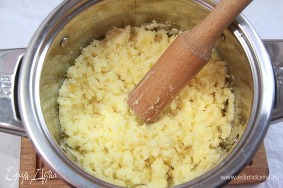 Картофель очистить, поставить в кастрюлю с водой, сварить до готовности, посолить по вкусу в самом конце. Картофельный отвар слить, но не выливать - он пригодятся для теста. Картофель помять толкушкой.