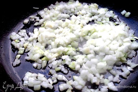 Сначала делаем начинку, потому что картофель быстро темнеет. Нарезать половину луковицы (вторая половина уйдёт на подливу).