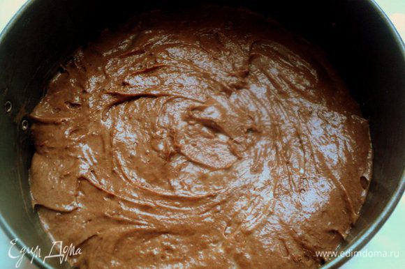 В оставшееся тесто добавить какао, размешать и выложить тесто в другую форму, можно меньшего диаметра, чем первая. Выпекать при температуре 180 градусов: белый корж 15 минут, шоколадный корж – 25 минут.