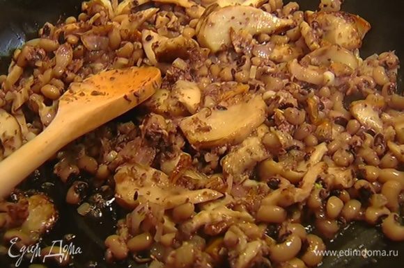 В сковороду с грибами добавить 1 ст. ложку тапенада, перемешать, затем добавить отваренную фасоль и, помешивая, все прогреть.