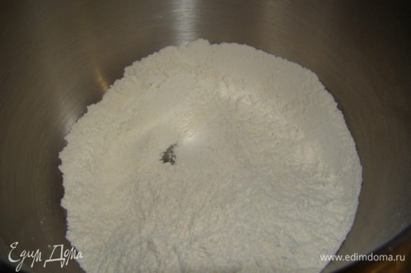 Белая мука, соль, дрожжи и сахар соединяем в чаше миксером.