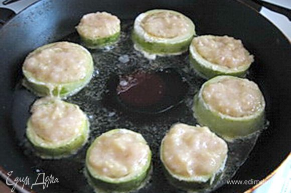 Кольца кабачков с двух сторон обмакнуть в панировку и выложить на разогретую сковороду с растительным маслом. В каждое кольцо выложить мясную начинку.