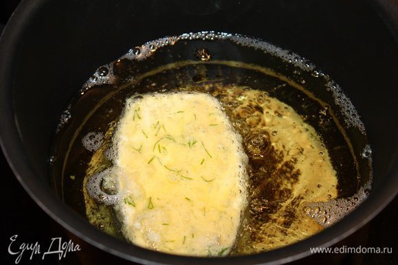 Сыр полностью опустить в воду. Обвалять в манке, затем в яйце и опять в манке.