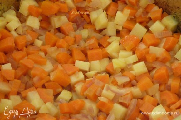 Картошку, морковку, грибы и лук почистить и порубить на кубики, чеснок выдавить. В большой тяжелой кастрюле разогреть масло, добавит картошку и обжарить минут 10 помешивая, добавить морковку, лук и чеснок, обжарить минут 10 помешивая.