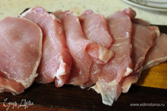 У меня свиная корейка, ребра срезаем, а филе делим на стейки толщиной 0,5 мм.