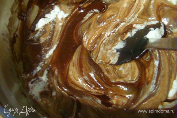 По частям (в 3 захода) ввести сливки в яично - шоколадную массу.
