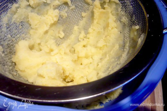 Еще теплый картофель растереть в пюре, а затем протереть через сито, добавив к массе 50 г растопленного масла.