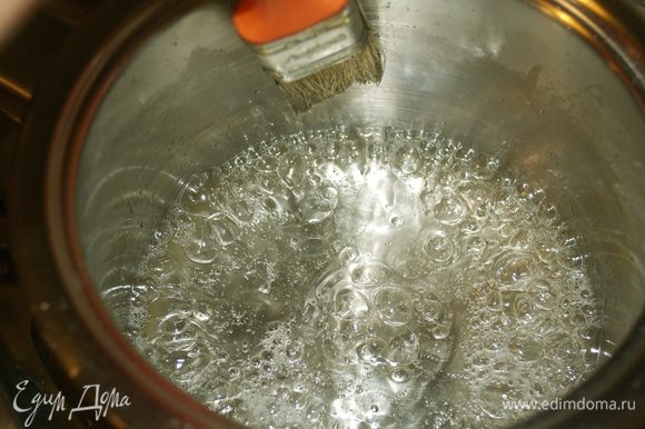 Для приготовления масляного крема... Воду с сахаром поставить в небольшой кастрюльке на средний огонь. Постоянно помешивать, до полного растворения сахара. Смоченной в холодной воде кисточкой время от времени проводите по стенкам кастрюльки, избегая таким образом формирования кристалликов сахара на стенках посуды, в которой вы готовите сироп (по совету Луки Монтерсино).