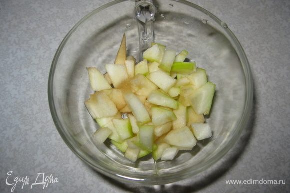 Моем все фрукты. 1-й слой: нарезаем кубиками яблоко.