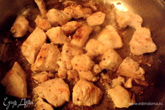 Для мясной начинки: куриное филе порезать на кусочки и поджарить на растительном масле до румяной корочки. Добавить порезанный четверть кольцами лук и жарить еще 5-7 минут.