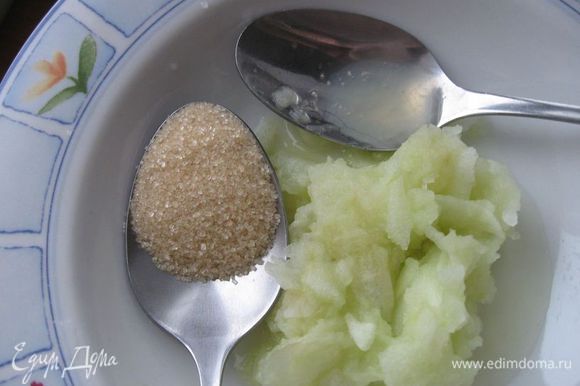 Яблоко очистить. Натереть на продольном косом срезе терки или сделать тонкие пластины овощечисткой. Добавить лимонный сок и сахар.