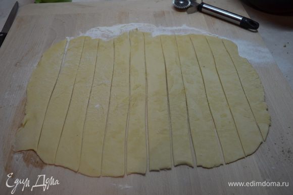 Когда тесто подошло, обминаем его, берем кусок и раскачиваем в прямоугольный пласт толщиной 3-4 мм. Тесто нарезаем на длинные полосы, шириной прибл. 4-5 см.
